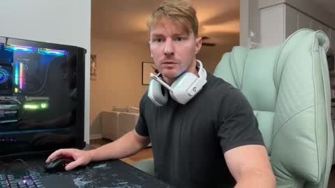 Snapshot of bigmcr1 chatting on 10-14-25, 02:34 Nick Barker online show from 10-14-25, 02:34