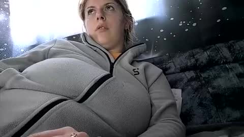 Snapshot of bigtitslala chatting on 10-27-25, 10:41 bigtitslala online show from 10-27-25, 10:41