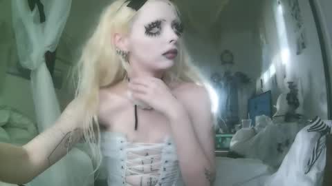 vampire fang  online show from 11-20-25, 08:30