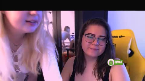 Snapshot of black_neon chatting on 09-25-25, 06:28 Sasha and Bella online show from 09-25-25, 06:28