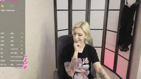 Snapshot of black_orchides chatting on 04-27-26, 08:23 Emily online show from 04-27-26, 08:23