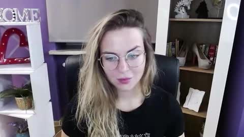 Z O E Y online show from 10-22-25, 04:35