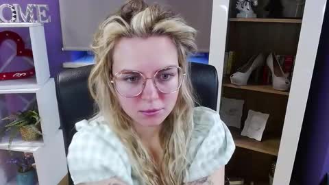 Z O E Y online show from 02-27-26, 06:02