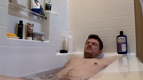 Snapshot of blakenextdoor chatting on 12-28-24, 02:33 Blake Jonson online show from 12-28-24, 02:33