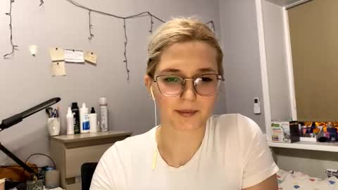 Snapshot of blancaesbensen chatting on 11-11-25, 04:07 Nicole online show from 11-11-25, 04:07