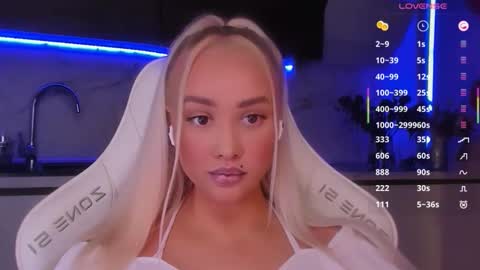 Snapshot of blond_diamond chatting on 05-09-26, 02:50 Lana online show from 05-09-26, 02:50