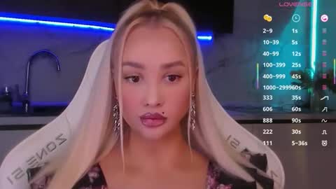 Snapshot of blond_diamond chatting on 06-06-26, 06:18 Lana online show from 06-06-26, 06:18