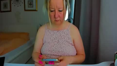 Nicole online show from 04-12-26, 08:30