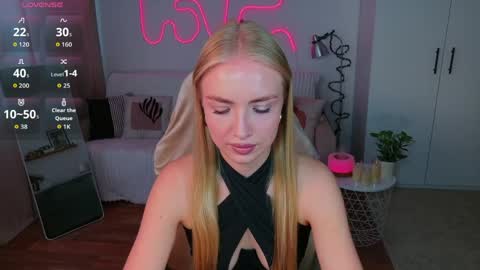 Snapshot of blonde_vibe chatting on 05-25-26, 10:43 Nessa online show from 05-25-26, 10:43