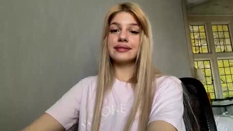 Snapshot of blondellgrubaugh chatting on 11-15-25, 08:33 Evelina online show from 11-15-25, 08:33