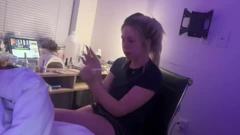 Snapshot of blondieangel11 chatting on 05-23-26, 07:02 blondieangel11 online show from 05-23-26, 07:02