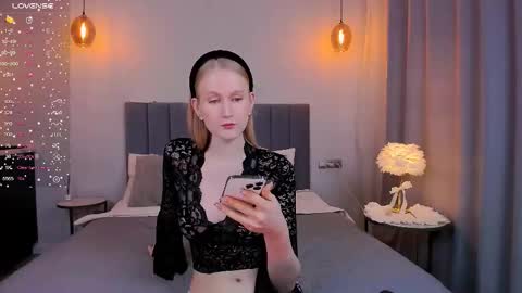 Mia online show from 02-15-25, 07:39