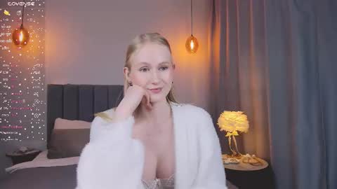 Mia online show from 02-25-25, 07:36