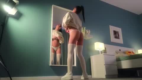 Mia online show from 01-11-26, 02:22