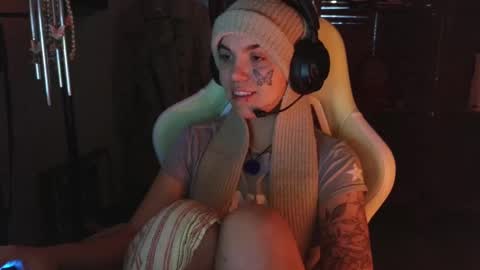 Snapshot of bluedweeb chatting on 02-14-25, 09:45 Blue online show from 02-14-25, 09:45