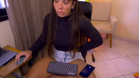 FLORAA online show from 05-11-26, 03:07