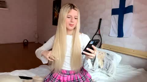 Snapshot of blushandburn chatting on 05-28-26, 09:28 Delle online show from 05-28-26, 09:28