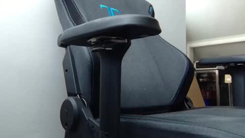 Snapshot of blzd5 chatting on 10-19-25, 06:08 blzd5 online show from 10-19-25, 06:08