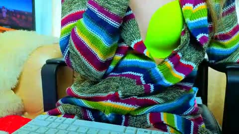 Snapshot of bom_mia_bom chatting on 05-15-26, 11:34 Mia online show from 05-15-26, 11:34