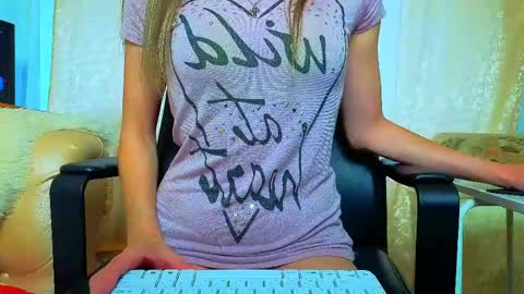 Snapshot of bom_mia_bom chatting on 05-24-26, 03:11 Mia online show from 05-24-26, 03:11