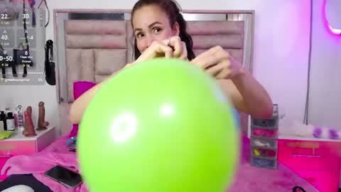 Snapshot of bombom_lux chatting on 06-20-26, 04:37 bombom_lux online show from 06-20-26, 04:37