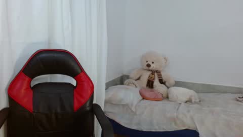 Snapshot of bonni_blonde chatting on 12-18-24, 03:58 Bonnie online show from 12-18-24, 03:58