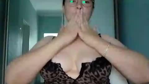 Snapshot of boobly_tits chatting on 06-11-26, 03:04 Alice online show from 06-11-26, 03:04