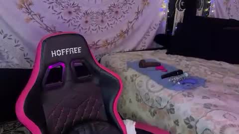 BossMom online show from 10-26-25, 06:03