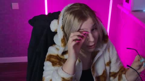 Belle  online show from 01-29-25, 03:33