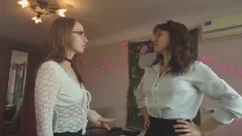 Mia and Maxina online show from 04-17-26, 09:45