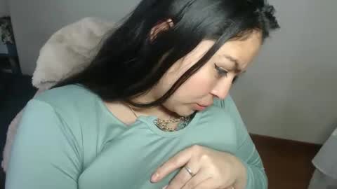 scarleth    follow mee 3 kis online show from 10-24-25, 02:19