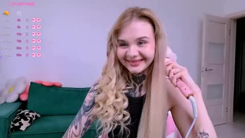 Snapshot of britney_lynch chatting on 05-25-26, 02:12 Britney online show from 05-25-26, 02:12