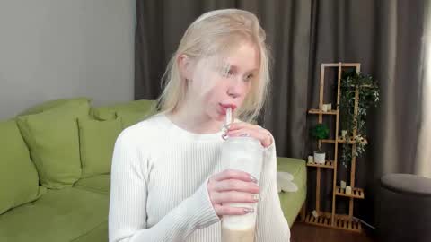 Snapshot of britneybrashaw chatting on 10-13-25, 07:30 Eva online show from 10-13-25, 07:30