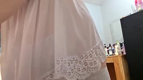 Snapshot of brkenprincess81 chatting on 09-29-25, 02:44 brkenprincess81 online show from 09-29-25, 02:44