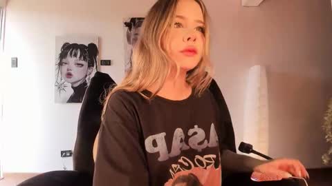 Nat  Independent model  Please help me to reach 200 thumbs up online show from 03-14-26, 08:14