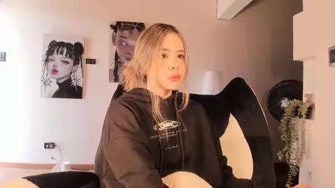 Nat  Independent model  Please help me to reach 200 thumbs up online show from 03-23-26, 06:12