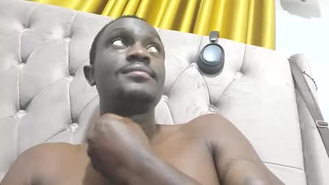 Snapshot of brucebonny chatting on 10-26-25, 06:36 brucebonny online show from 10-26-25, 06:36