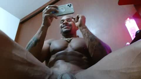 Snapshot of bryan_colen chatting on 02-17-25, 01:15 Enjoy the best muscle straws online show from 02-17-25, 01:15