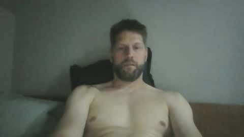 Snapshot of bubblebee1982 chatting on 05-31-26, 06:09 bubblebee1982 online show from 05-31-26, 06:09