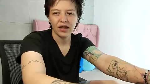 Snapshot of bug2025 chatting on 09-11-25, 04:18 bug2025 online show from 09-11-25, 04:18