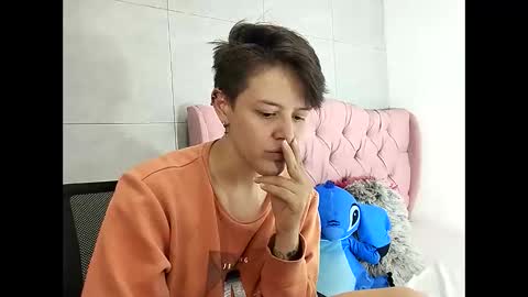 Snapshot of bug2025 chatting on 10-28-25, 05:00 bug2025 online show from 10-28-25, 05:00