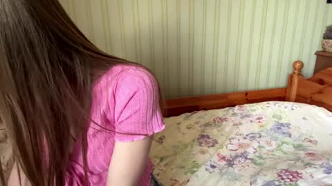 Snapshot of bumblebliss chatting on 05-22-26, 02:01 Mary online show from 05-22-26, 02:01