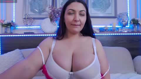 Snapshot of bustyeva_ chatting on 01-18-25, 10:39 online between 6AM and 2PM EET almost everyday. online show from 01-18-25, 10:39