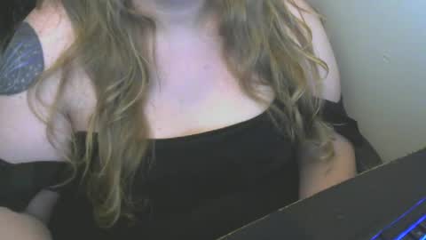 Snapshot of calcavorix chatting on 06-11-26, 01:05 Calie online show from 06-11-26, 01:05