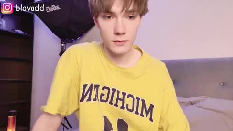 Snapshot of callmenineoneseven chatting on 02-09-26, 04:00 Nick online show from 02-09-26, 04:00