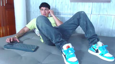 Snapshot of calvin913 chatting on 11-11-25, 10:54 calvin913 online show from 11-11-25, 10:54