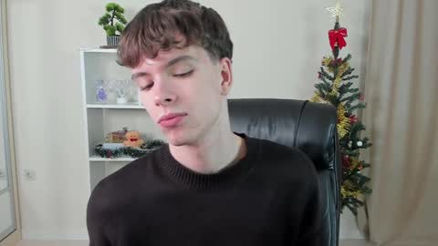 Snapshot of calvin_loves_you chatting on 12-21-24, 07:06 Hey I am Calvin online show from 12-21-24, 07:06