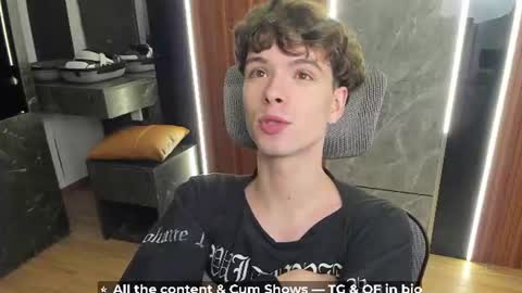 Snapshot of calvin_loves_you chatting on 06-09-26, 05:13 Hey I am Calvin online show from 06-09-26, 05:13