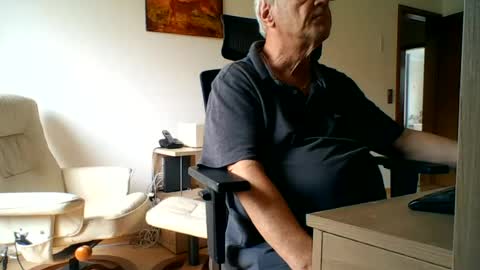 Snapshot of camcologne chatting on 06-15-26, 09:22 camcologne online show from 06-15-26, 09:22
