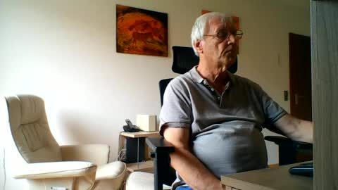 Snapshot of camcologne chatting on 06-17-26, 07:11 camcologne online show from 06-17-26, 07:11